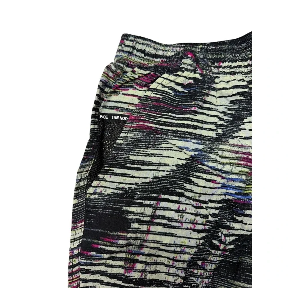 The North Face Mens Pull-On Shorts TNF Black Beta Abstract Print SMALL‎